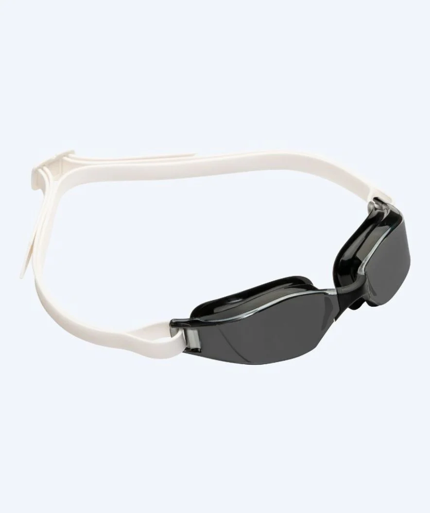 Aquasphere okulary do pływania na zawody - Xceed A1 - Biały/czarny (przydymione szkła) - Image 3