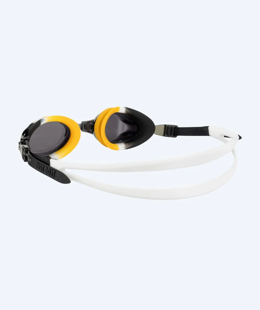 Nike okulary do pływania dla młodzieży (8-14) - Chrome - Czarny/czarny - Image 2