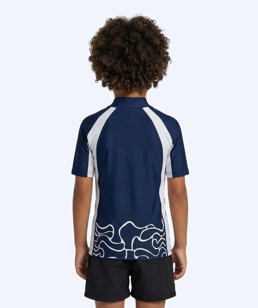 Watery koszulka UV dla dzieci - Chilton Rashguard z krótkimi rękawami - Ciemnoniebiesko/biała - Image 2